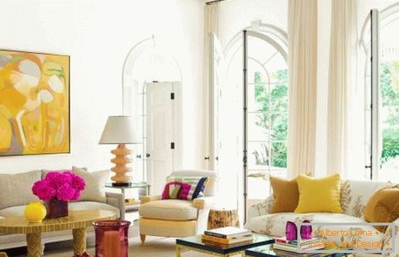 Interior amarelo-rosa da sala de estar - foto em estilo moderno