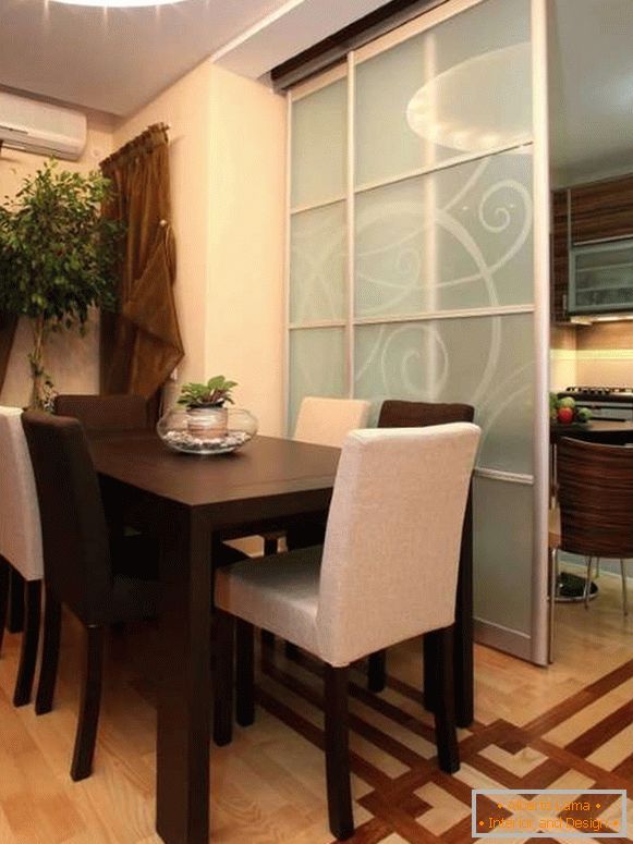 Divisórias de vidro entre a cozinha e sala de jantar sala de estar em uma casa privada