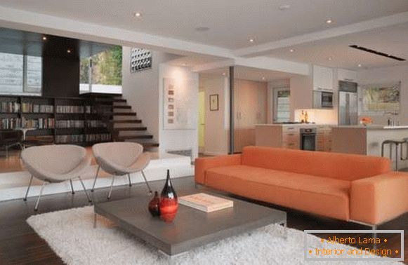 Design de interiores de uma casa privada em estilo moderno - foto de uma cozinha na sala de estar