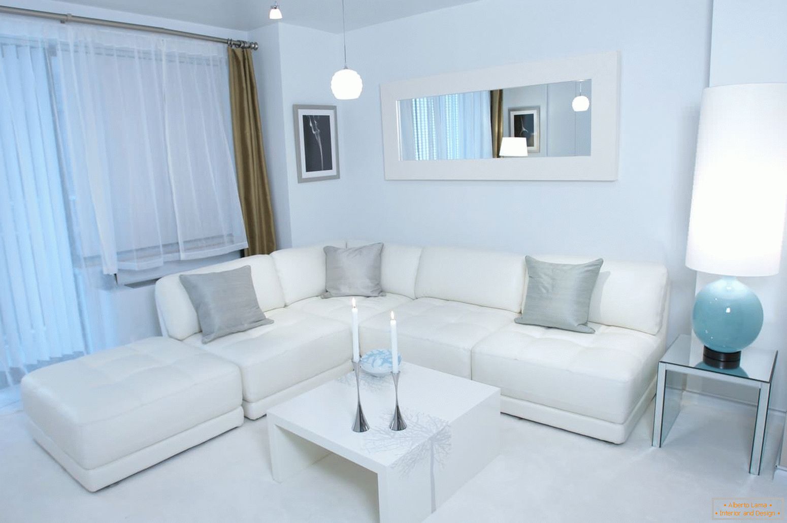 Sofá de canto branco com travesseiros cinza