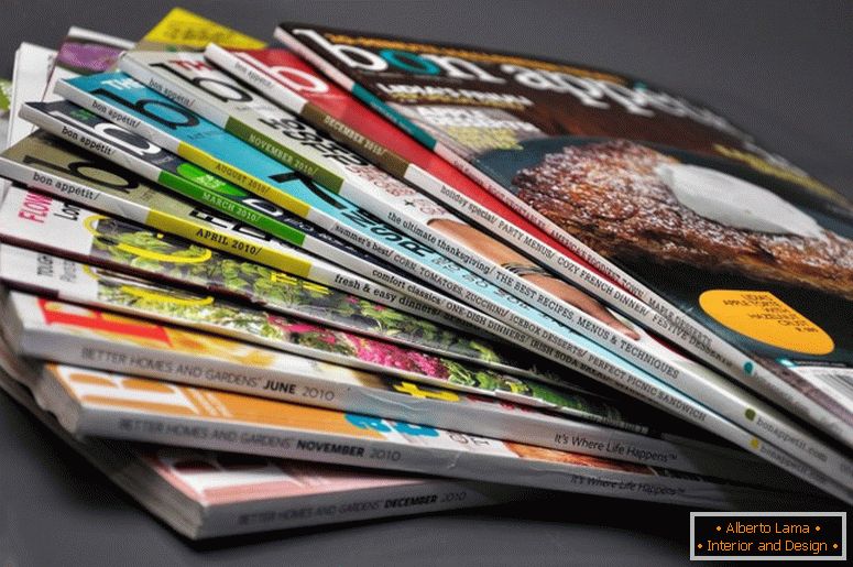 Uma pilha de revistas coloridas