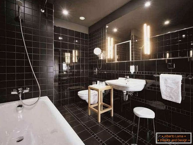 Banheiraя комната в черной плитке совмещенная с туалетом