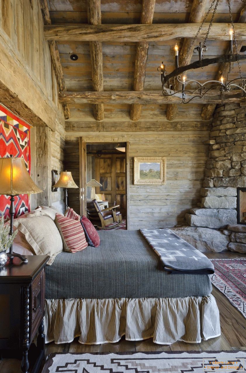 Design de interiores de um quarto em uma casa de madeira com lareira