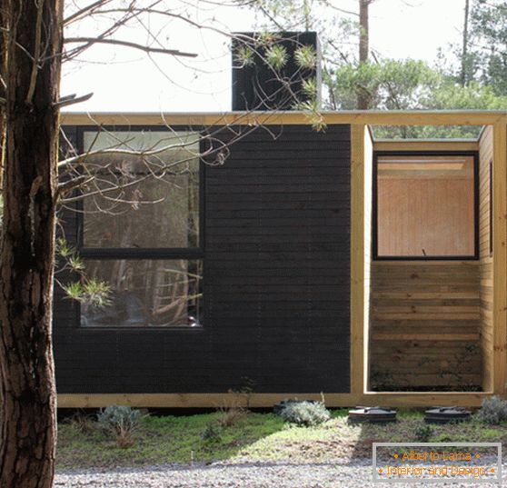Casa modular de madeira na floresta