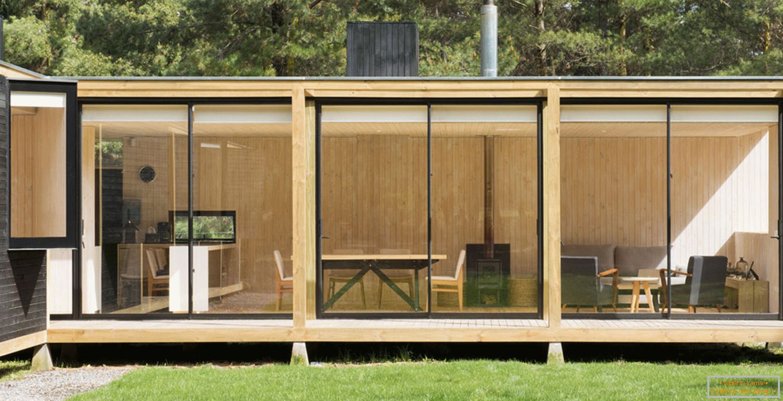 Fachada de uma casa modular de madeira