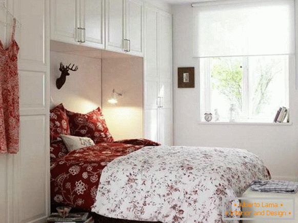 Quarto em branco com detalhes em vermelho