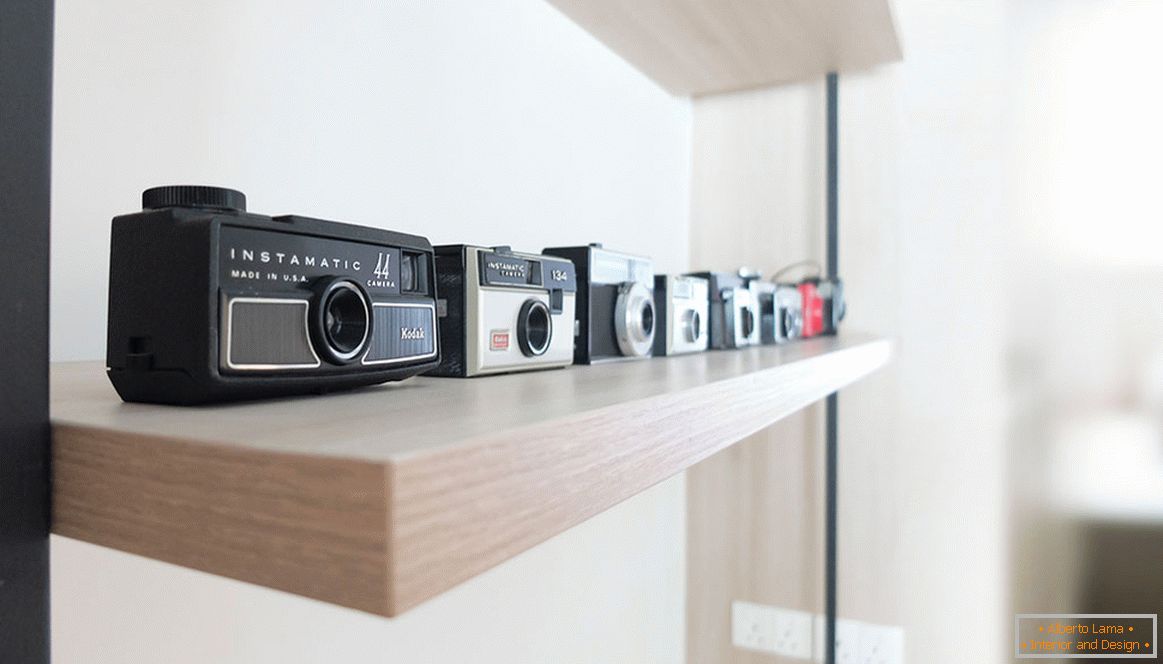 Uma coleção de câmeras na prateleira