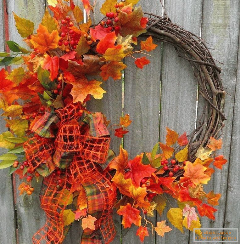 Belo ornamento - uma coroa de ramos e folhas
