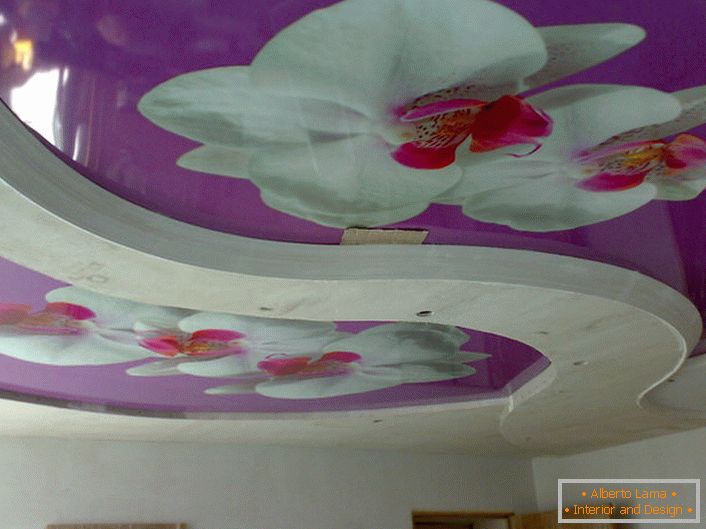 Composição com flores em tetos do estiramento com impressão de fotos - uma solução interessante para decorar a sala de estar.