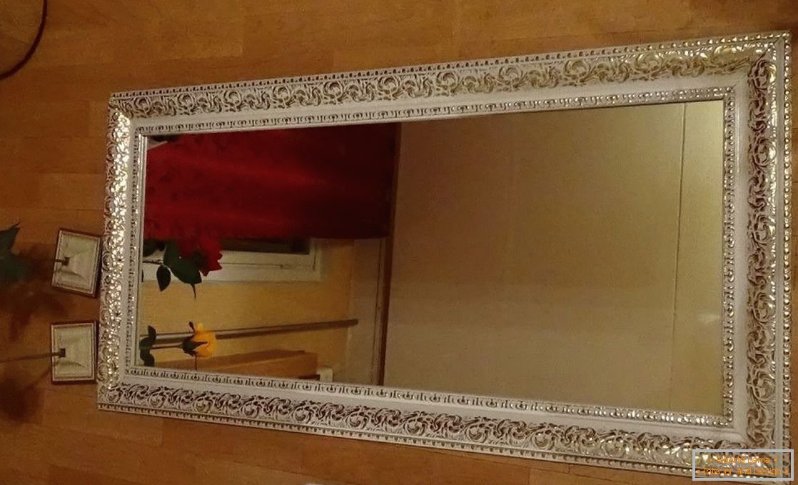 Espelho com uma moldura de um rodapé