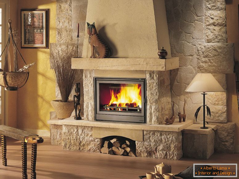 Uma lareira elegante em um acabamento de tijolo áspero parece perfeita na sala de estar de estilo rural.