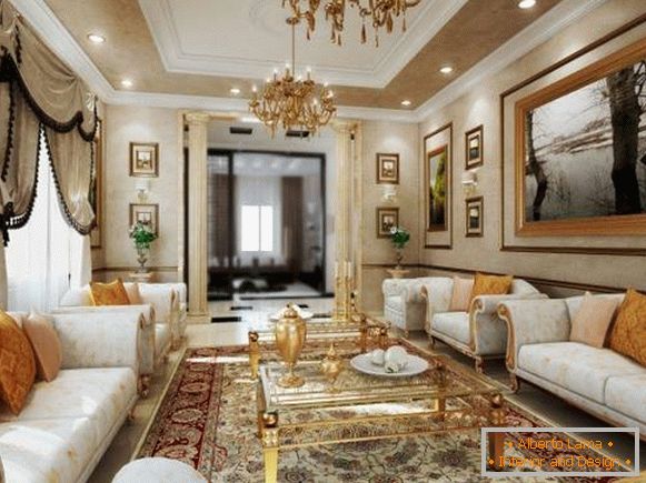 Sala de estar com candelabros e decoração de cor dourada