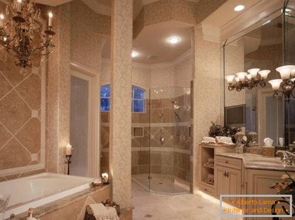 Luxuosa casa de banho com lustre