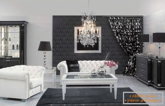 Sala preto e branco com um lustre de cristal