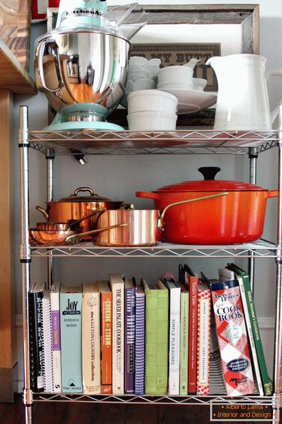 Uma prateleira para pratos e livros na cozinha