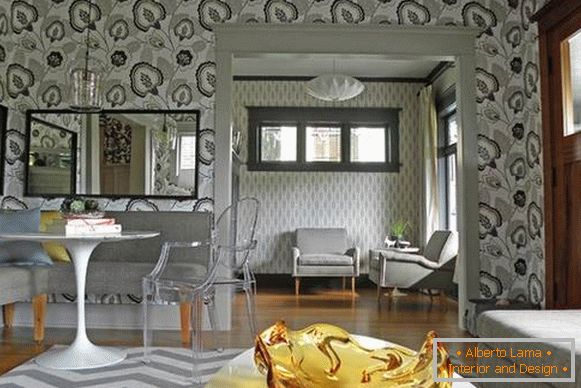 Papéis de parede diferentes no interior - uma bela combinação na foto de uma casa particular