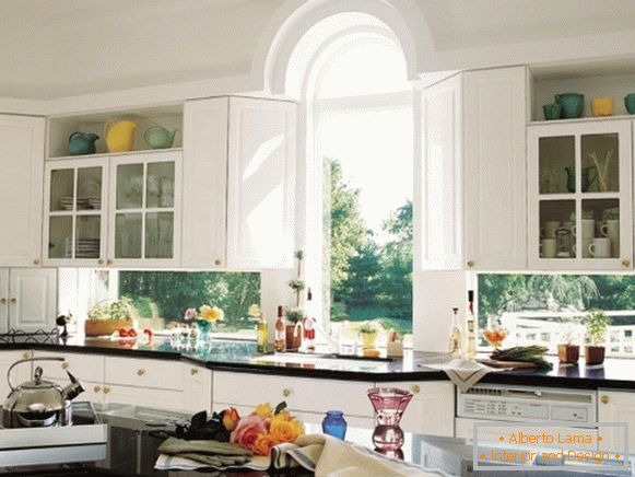 Design de janela na cozinha - foto interior de uma casa privada