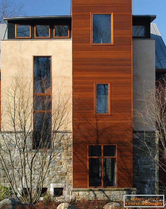 Janelas de madeira - foto da fachada de uma casa particular