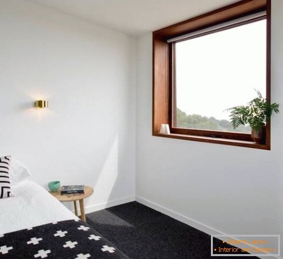 Design de uma janela no quarto - foto de uma janela de madeira