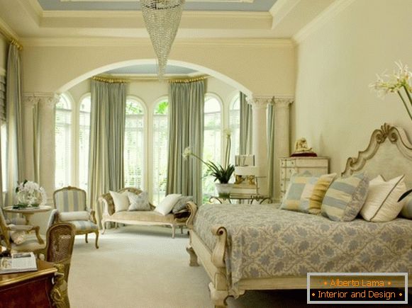 Janelas arqueadas altas - uma foto de um quarto em estilo clássico