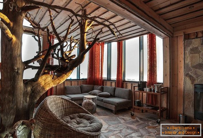 Sala de estar em estilo country. Estilo clássico: pedra e madeira clara.