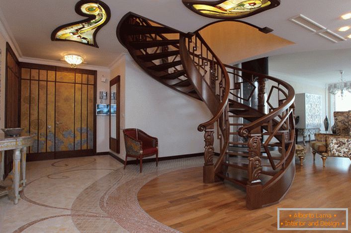 O salão em estilo moderno com uma escada em espiral para o segundo andar está equipado com