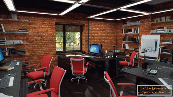 Cadeiras vermelhas no escritório no estilo loft olham organicamente e criativamente. O interior é o mais funcional possível.