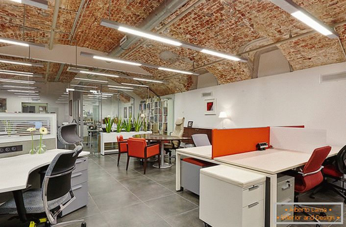 Layout no estilo do escritório loft de uma grande empresa, como um exemplo bem-sucedido de conformidade com o conceito de estilo.