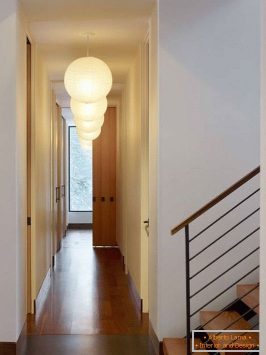 Luz suspensa no design do corredor