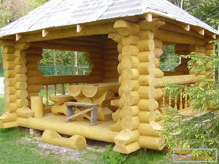 O chalé de estilo chalé é decorado com móveis criativos a partir de uma moldura de madeira.