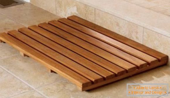 Treliça de madeira no chão no banheiro