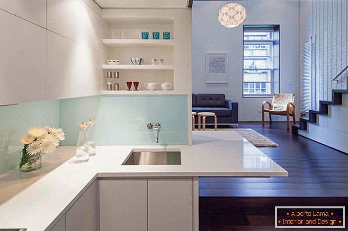 O apartamento estúdio de dois andares com uma área total de 40 m² é decorado em estilo minimalista. 