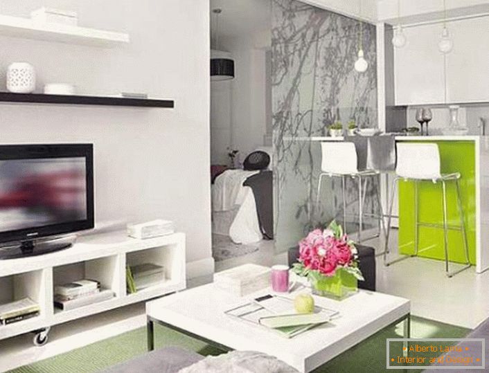 Um pequeno estúdio graças a um layout competente torna-se uma habitação completa com um quarto separado, cercado por uma elegante divisória de vidro.