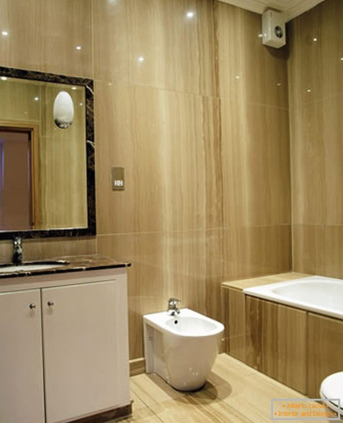 O interior lacónico da casa de banho ao estilo do minimalismo encaixa-se organicamente num pequeno espaço.