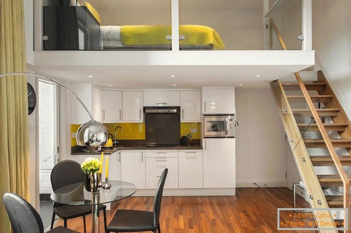 O pequeno apartamento de dois andares é decorado em estilo minimalista.