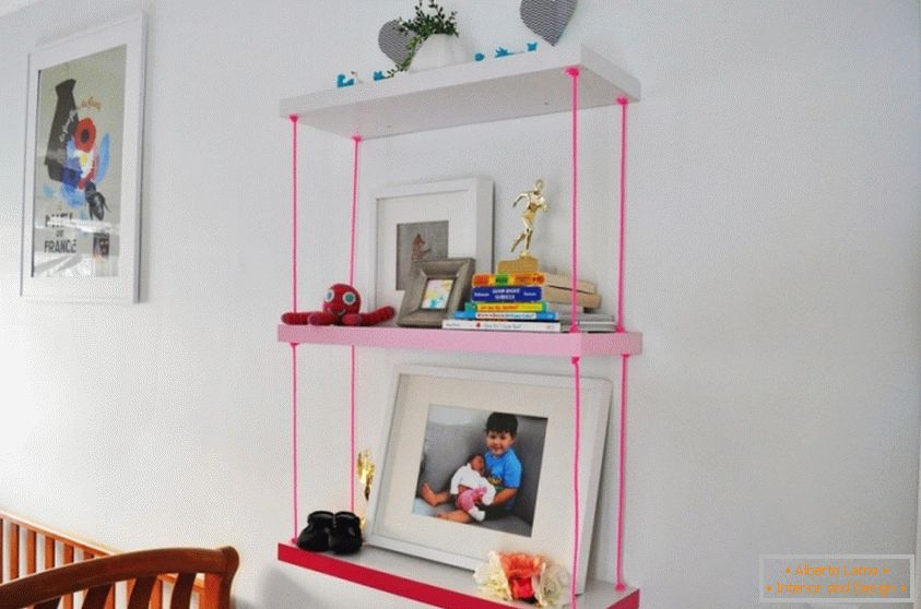 Uma estante para um quarto de crianças com cordas rosa