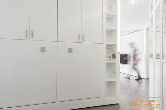 Interior de apartamento com paredes-transformadores в стиле минимализм