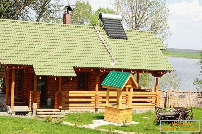 Banya de uma casa de madeira no estilo de um chalé na margem de um reservatório perto de Moscou.