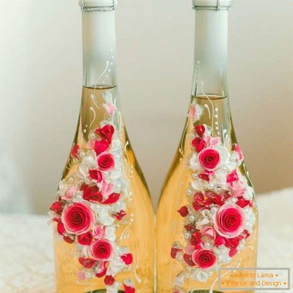 Como decorar uma garrafa de champanhe para um casamento com flores