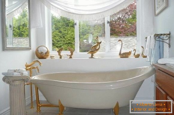 Design de uma casa de banho com ornamentos de ouro