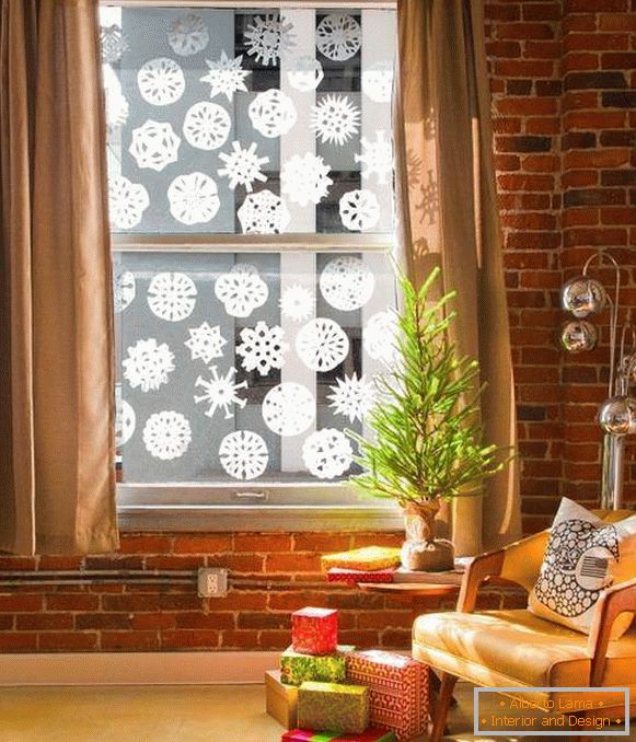 Cortar e colar flocos de neve nas janelas para o ano novo