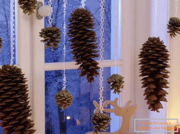 Decoração de Natal das janelas no interior - foto com materiais naturais