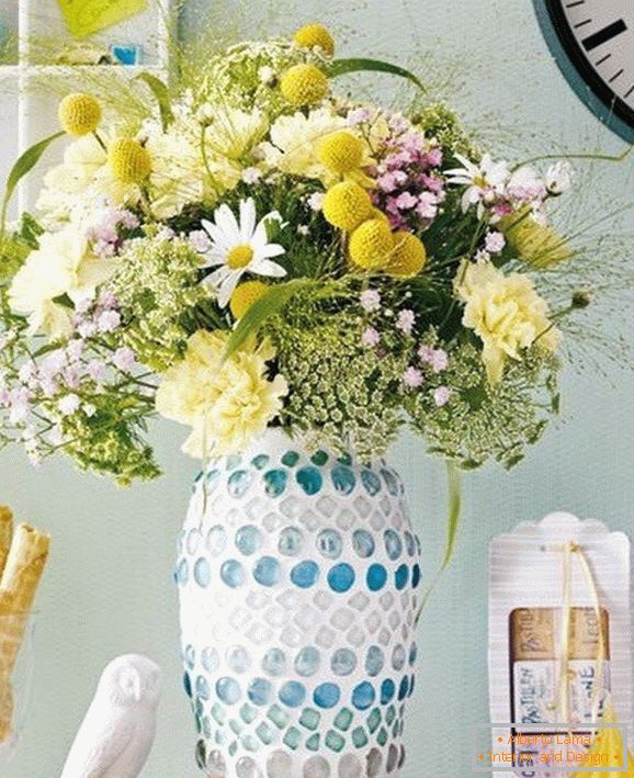 Vasos de decoração com pedras coloridas