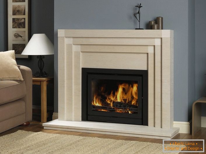 Na lareira da sala de estar com imitação de chamas não realiza apenas uma função decorativa. Na estação fria, aquece a sala.