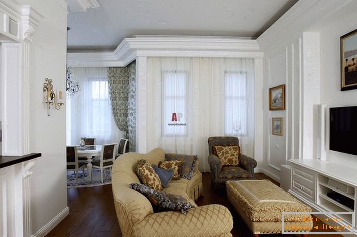 Para projetar o quarto de hóspedes usou cores claras. Mobiliário bege harmoniosamente combinado com decoração branca das paredes.