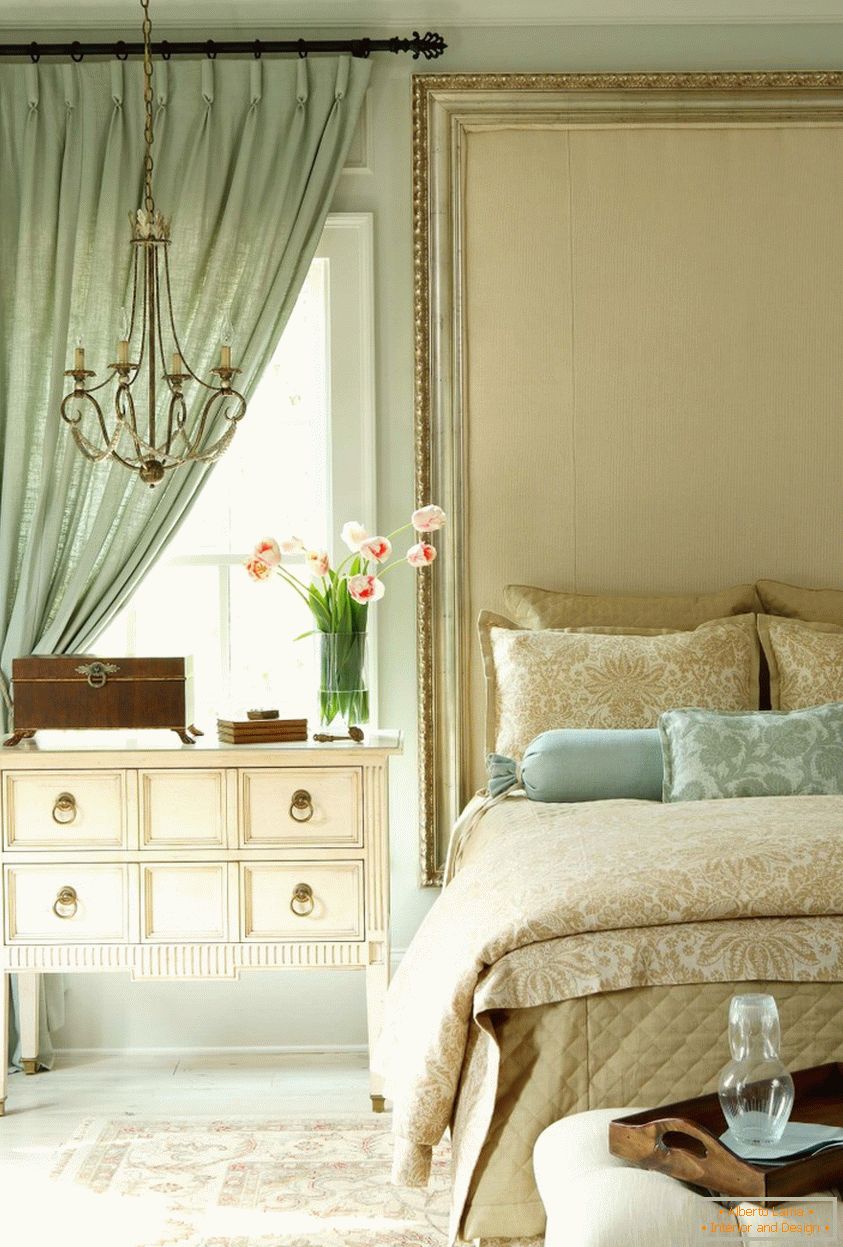 Design pomposo clássico do interior do quarto com papel de parede de tecido
