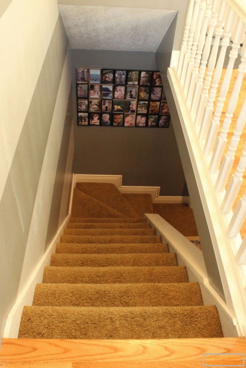 Escadas com um tapete antigo antes do trabalho começar