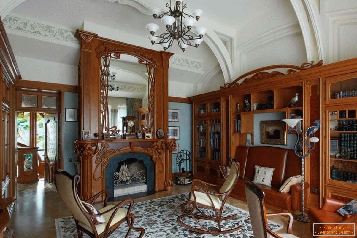 Um salão com estantes e uma lareira art-nouveau