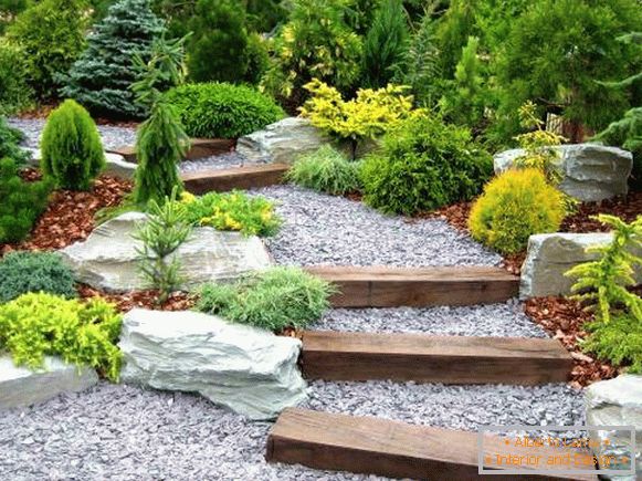 Caminhos de pedra no jardim no estilo do Zen