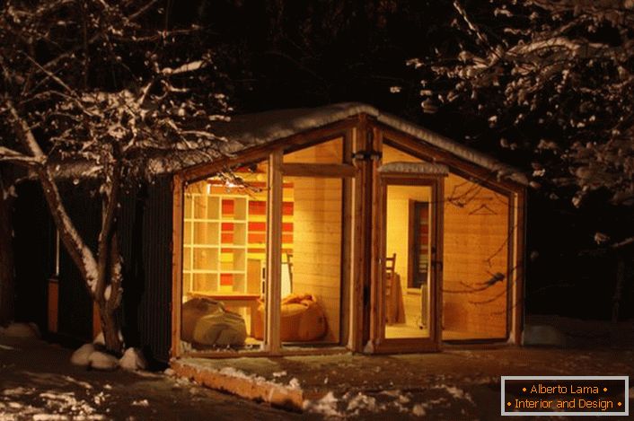 Uma casa fabulosa na borda nevada de uma floresta. A vantagem de uma casa modular é sua praticidade e funcionalidade.